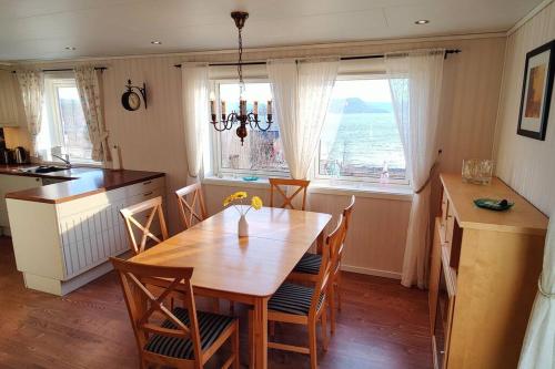 cocina con mesa de madera, mesa y sillas en Apartment Solbakken Feriehus, en Fevåg