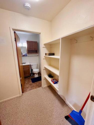 een kamer met een badkamer met een toilet en een bezem bij Carriage Hill Apartment #11 in Whitewater