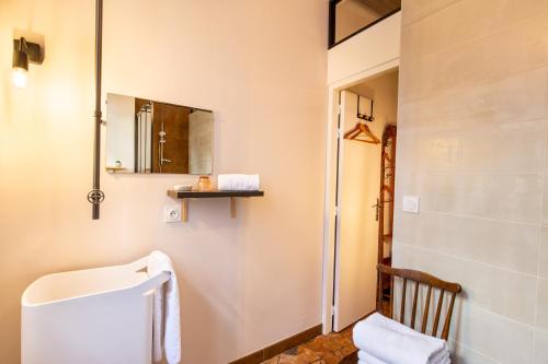 een badkamer met een toilet en een wastafel bij L'Oisellerie Meublé de Tourisme in Angers