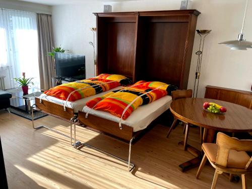 ein Schlafzimmer mit einem großen Bett und einem Tisch in der Unterkunft Haus Viktoria A in Zermatt