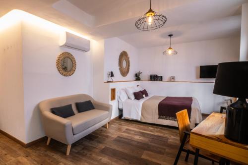 1 dormitorio con cama, silla y escritorio en Rooms Vita, en Granada