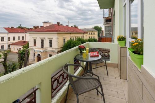 a balcony with a table and chairs on a balcony at Апартаменти в історичному центрі міста Чернівці in Chernivtsi