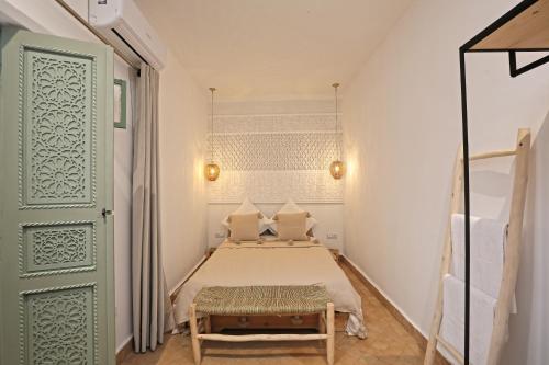 1 dormitorio con 2 camas y puerta verde en Riad Amal, Exclusif et élégant à 6 min de Jemaa El Fna en Marrakech