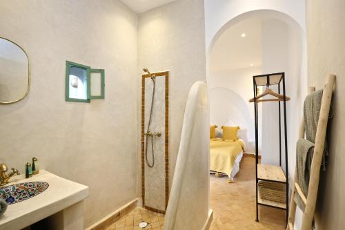 A bathroom at Riad Amal, Exclusif et élégant à 6 min de Jemaa El Fna