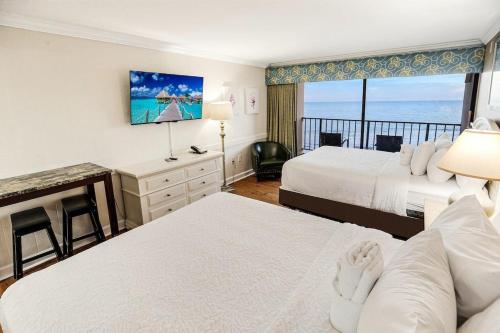 Ένα ή περισσότερα κρεβάτια σε δωμάτιο στο Beaches and Dreams 6th Flr Oceanfront Room