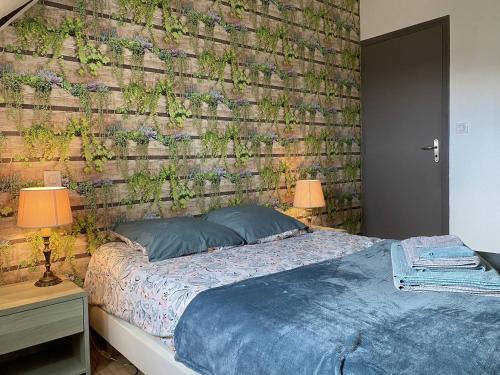 um quarto com uma cama e uma parede de tijolos em 903 - Magnifique longère entièrement rénovée quelques kilomètres des plages d'Erquy em Erquy