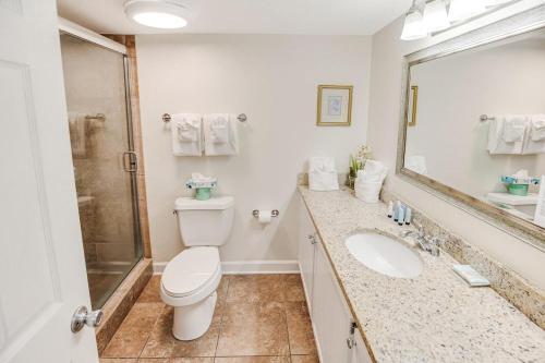 Ένα μπάνιο στο Beaches and Dreams 6th Flr Oceanfront Room