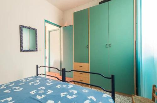 um quarto com uma cama e um closet verde em Casa Fiori Sa Marigosa em Putzu Idu