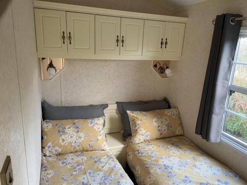 Ένα ή περισσότερα κρεβάτια σε δωμάτιο στο Captivating 2-Bed Static Caravan on Private land