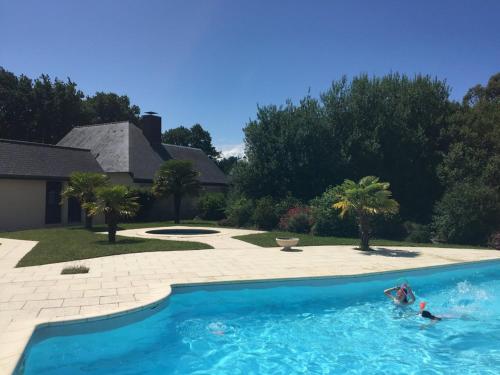 761 - Maison individuelle, dans une résidence privée avec piscine, disposant d'un jardin plein sud sans vis-à-vis