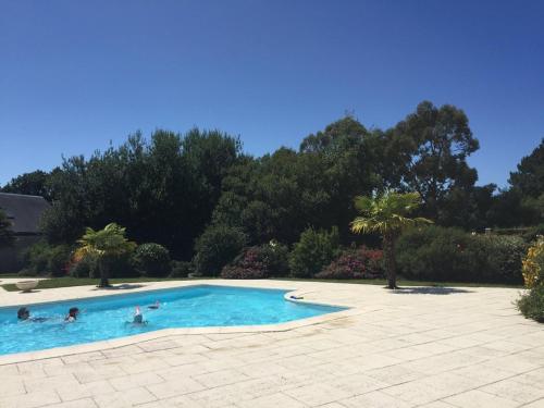un groupe de personnes nageant dans une piscine dans l'établissement 761 - Maison individuelle, dans une résidence privée avec piscine, disposant d'un jardin plein sud sans vis-à-vis, à Erquy