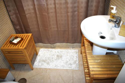 La salle de bains est pourvue d'un lavabo et d'un rideau de douche. dans l'établissement Apartamento LiLi Beach, à Candelaria