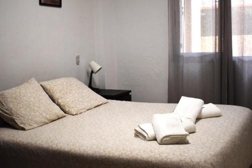 カンデラリアにあるApartamento LiLi Beachのベッドルーム1室(白い枕2つ付きのベッド1台付)