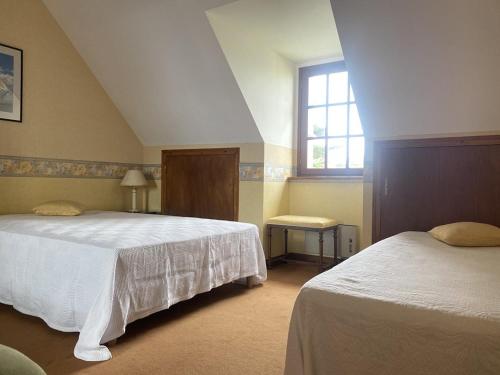1 dormitorio con 2 camas y ventana en 753 - Belle maison à Erquy à 1km5 des plages et 2km5 du centre en Erquy