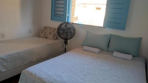 מיטה או מיטות בחדר ב-Chalé brilho do mar