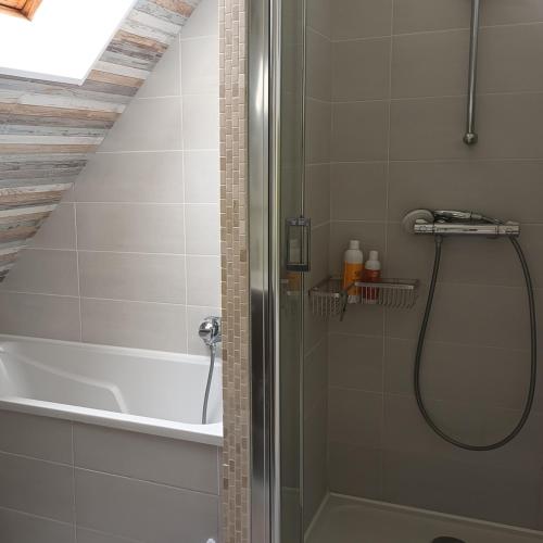 une salle de bain avec douche et baignoire dans l'établissement Ty Sklaer, à 200 m de la mer, à Penvénan