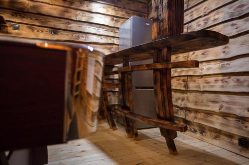 a wooden wall with a cross next to a tv at Domek całoroczny RYSIÓWKA na Kaszubach z basenem banią sauną bilardem na wyłączność - Ostrowite Leśna Dolina in Sulęczyno