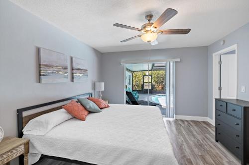 a bedroom with a bed and a ceiling fan at 5 Bed/3 Bath Waterfront / Pool in Hernando Beach