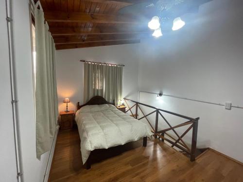 een slaapkamer met een bed en een tafel in een kamer bij Asharam Asociación Argentina de Yoga in Mina Clavero