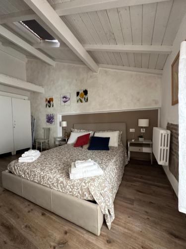 um quarto com uma cama grande num quarto em DOMUS TUSCIA APARTMENTS San Faustino guesthouse em Viterbo