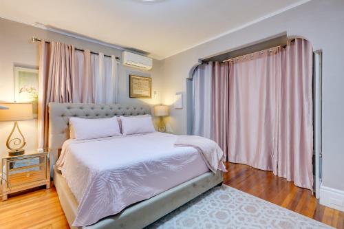 um quarto com uma cama e uma grande janela em Pet-Friendly Salem Apartment with Shared Deck! em Salem
