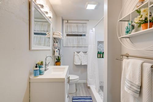 A bathroom at Pet-Friendly Salem Apartment with Shared Deck!