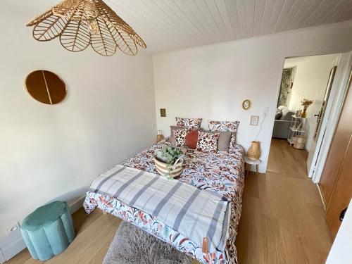een kleine slaapkamer met een bed en een kroonluchter bij Les Castors in Carcassonne