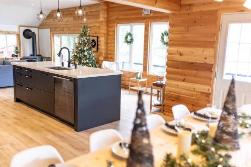 cocina y comedor con árboles de Navidad en Waterfront private cottage on Koshlong Lake, en Haliburton