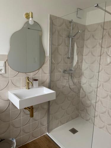 a bathroom with a sink and a shower at Appart-Hôtel Résidence de Garonne in Tonneins