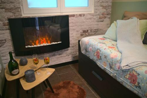Un pat sau paturi într-o cameră la Littleparadise jacuzzi à 5 minutes du centre ville