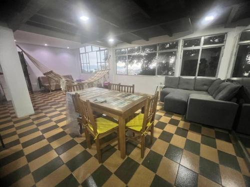 Гостиная зона в Amplo apartamento com vista incrível