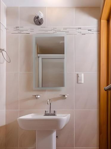 a bathroom with a sink and a mirror at AC Loft studio gran ubicación en el centro in Querétaro