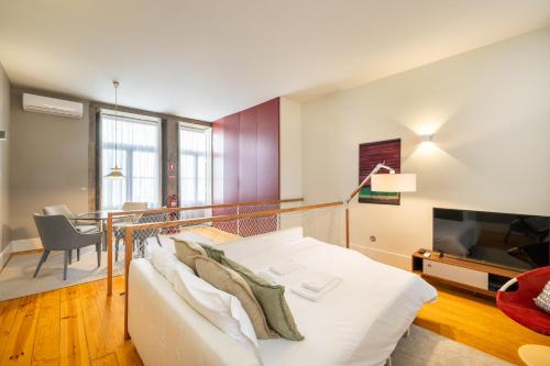 - une chambre avec un lit et un salon dans l'établissement Casa do Ofício - Livreiro, à Porto