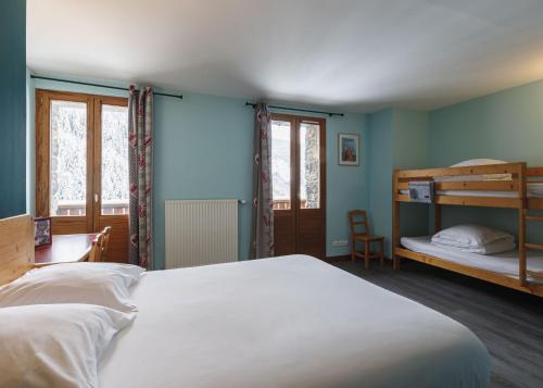 sypialnia z łóżkiem i łóżkiem piętrowym w obiekcie Chalet du Bon Air w mieście Peisey-Nancroix