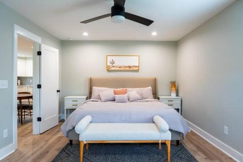 um quarto com uma cama e uma ventoinha de tecto em Urban Oasis w/ King Bed – 3 BR Near Duke & DT em Durham