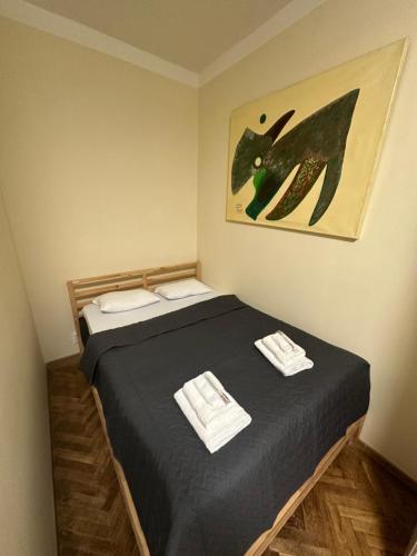1 dormitorio con 1 cama con 2 toallas en DATRI Petite Suite 10 en Viena