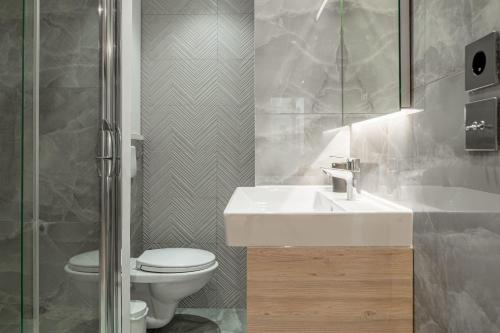 ein Bad mit einem Waschbecken, einem WC und einer Dusche in der Unterkunft Lavie Maison : A C & Spacious & Center of Paris in Paris