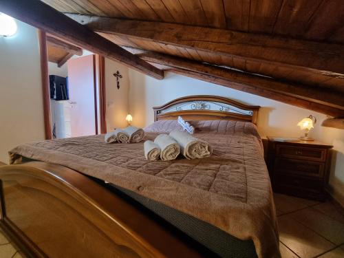 1 dormitorio con 1 cama con 2 almohadas en EtneHouse Station by Holiday World, en Mascali