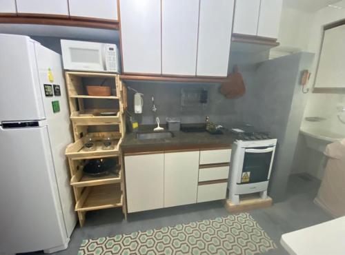 Aconchegante e bem localizado في سلفادور: مطبخ صغير مع مغسلة وثلاجة