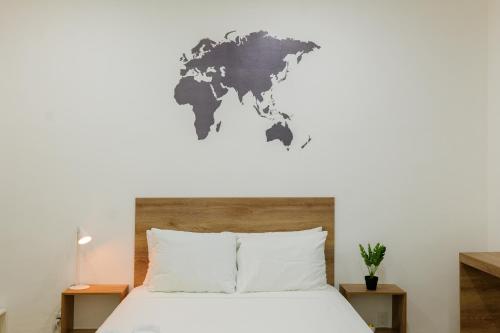 una mappa del mondo su un muro sopra un letto di Casa Valencia 5 a Santa Elena
