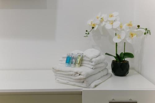 a pile of towels sitting on a shelf in a bathroom at Casa Valencia 5 in Santa Elena
