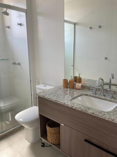 ブジオスにあるCasa de Luxo Aretêのバスルーム(洗面台、トイレ、鏡付)