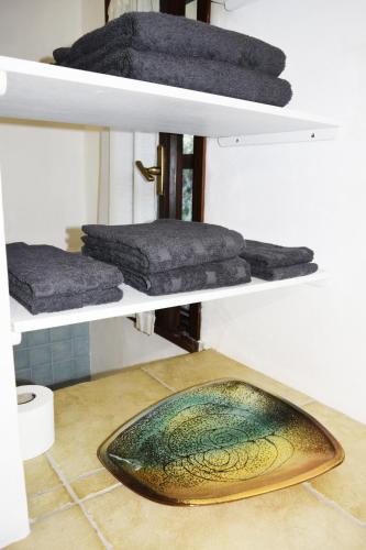 a shelf with towels and a plate on a counter at Casa Agostina in Pula