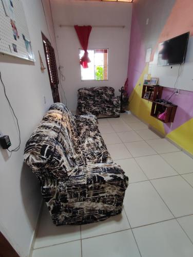 uma sala de estar com um sofá num quarto em Recanto dunas em Tutóia