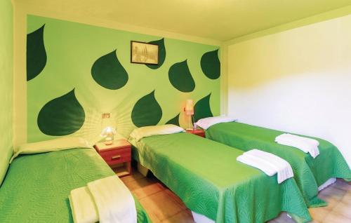twee bedden in een kamer met groene muren bij Casa Iris - Versilia, Holiday Home With Pool in Gombitelli