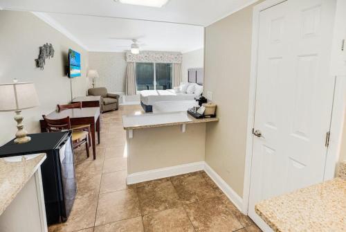 ein Wohnzimmer mit einem Bett und ein Wohnzimmer mit einer Küche in der Unterkunft Ravishing Oceanview Room 2nd Flr in Pawleys Island
