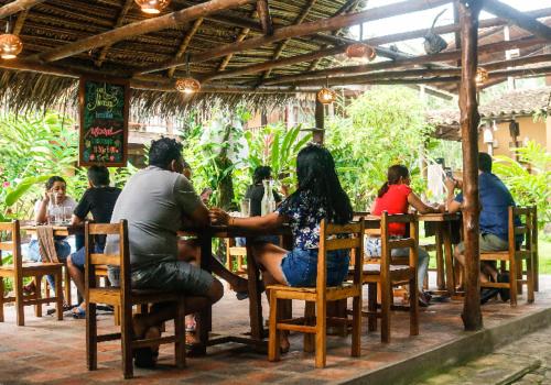 Canto del Río Lodge في تارابوتو: مجموعة من الناس يجلسون على طاولة في مطعم