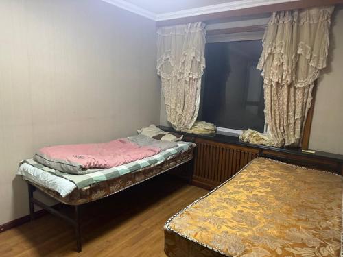 2 camas individuales en una habitación con ventana en 九九煮熟 en Macao