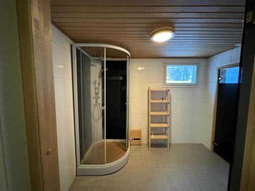 een kleine badkamer met een douche en een ladder bij Saunallinen iso omakotitalo in Kotka