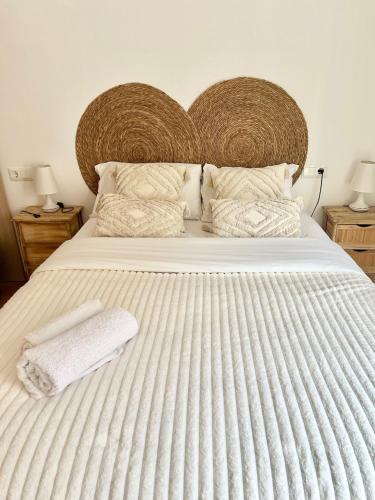 - un lit blanc avec une serviette blanche dans l'établissement Apartment Rosario in Malaga center, à Malaga